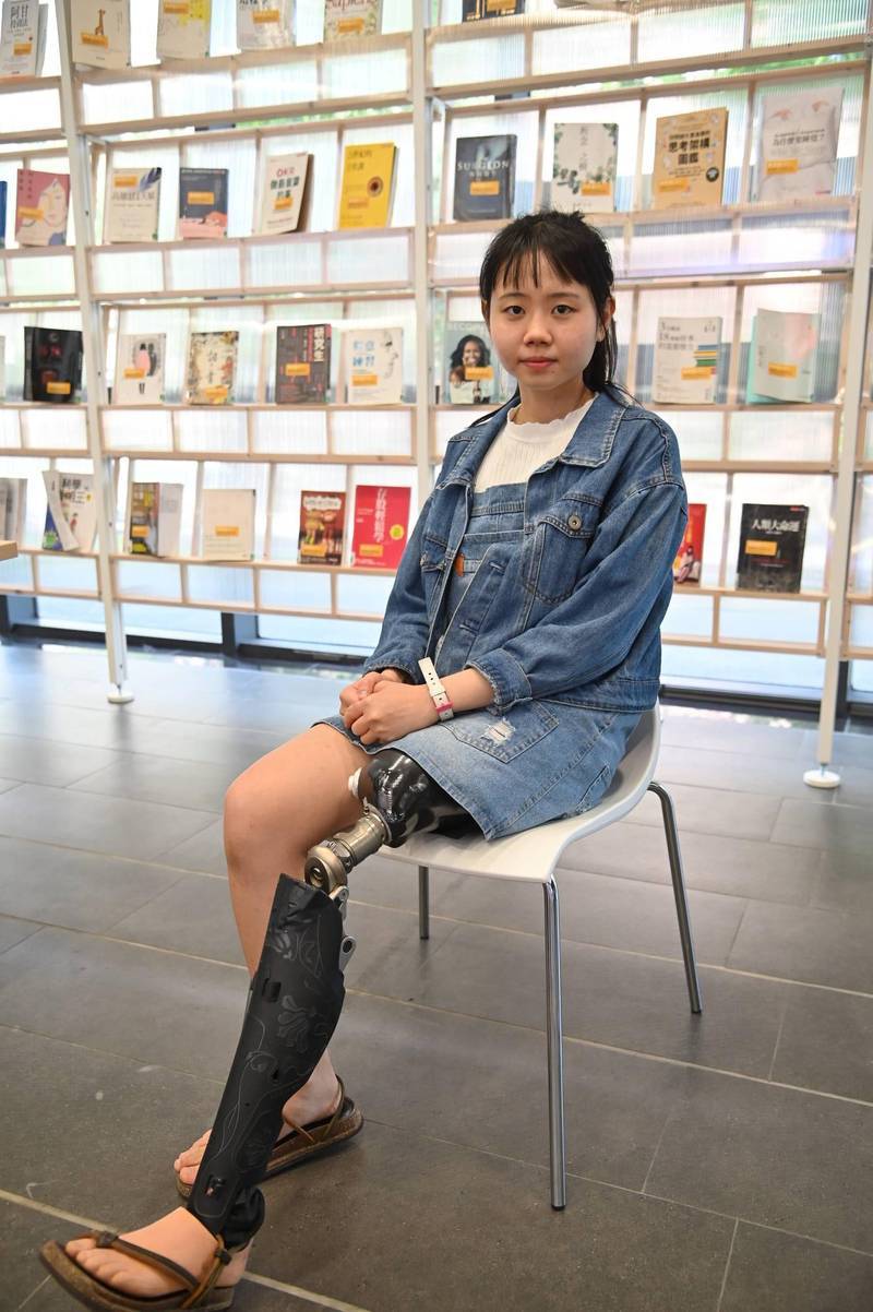 清華行健獎得主李欣恬不畏骨癌截肢，不僅勇敢接受更書寫勵志文章獲文學大獎。