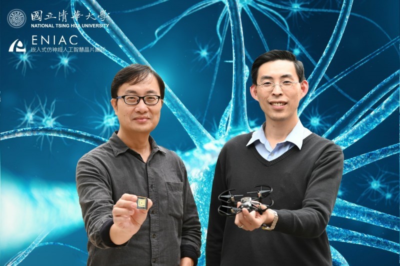 清華大學教授鄭桂忠（右）和羅中泉（左）誇域合作，利用果蠅的仿視覺神經研發AI智慧晶片，可讓無人機續航與續電，且能 進行高效率的演算。
